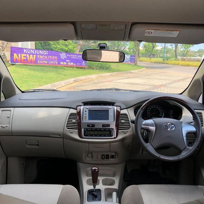 Interior Toyota Kijang Innova 2.0 V AT 2014
