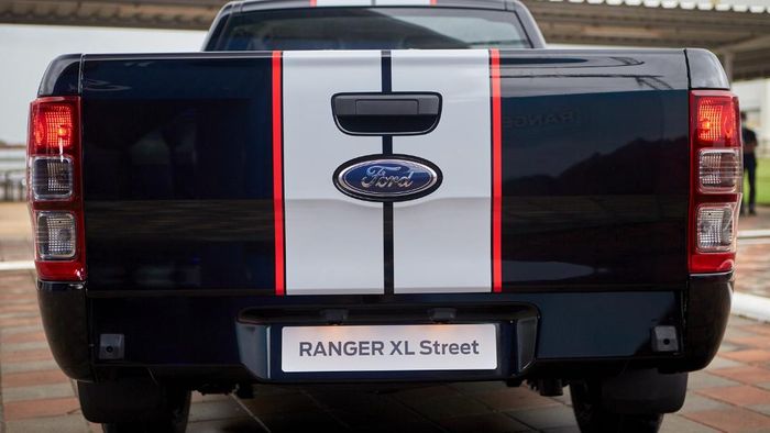racing strip berwarna silver-merah pada Ford Ranger XL Street
