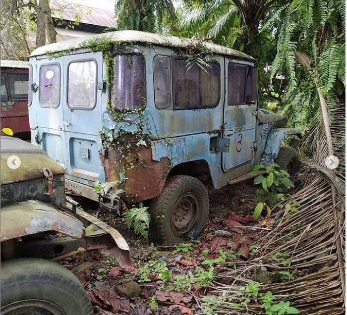 Unit FJ40 dan BJ40 yang tak terurus di kebun sawit PTPN Tanjung Morawa, Medan, Sumatera Utara
