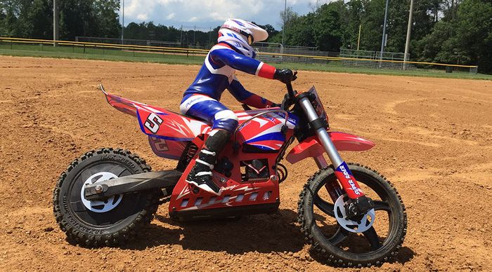RC Super Rider SR5 punya tampilan mirip banget dengan dirt bike yang biasa dipakai di ajang motocross