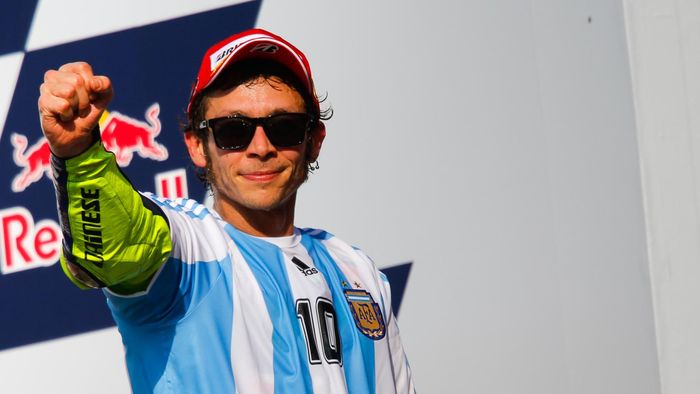 Valentino Rossi memakai kaos Maradona di MotoGP Argentina 2015