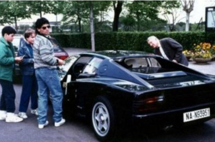 Diego Maradona bersama Ferrari Testarossa berkelir hitam miliknya.