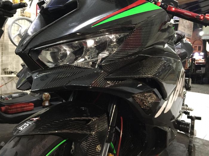 Modal Rp 800 ribuan, pasang aero winglet carbon untuk Ninja ZX-25R. 