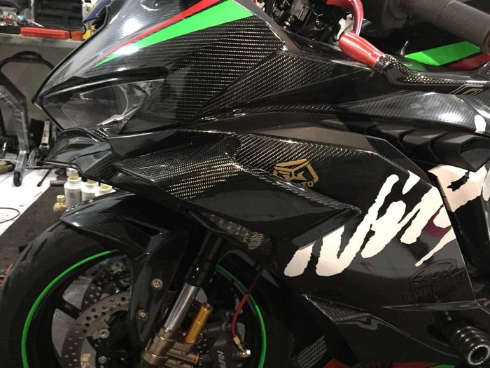 Modal Rp 800 ribuan, pasang aero winglet carbon untuk Ninja ZX-25R. 