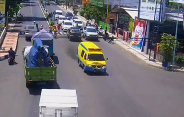 Kondisi ambulans yang dihantam Honda PCX.