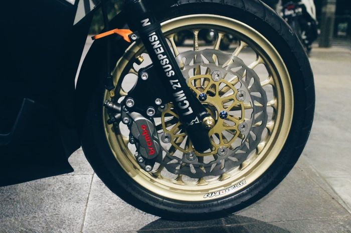 Pakai kaliper Brembo plus tabung shock custom beserta breket.