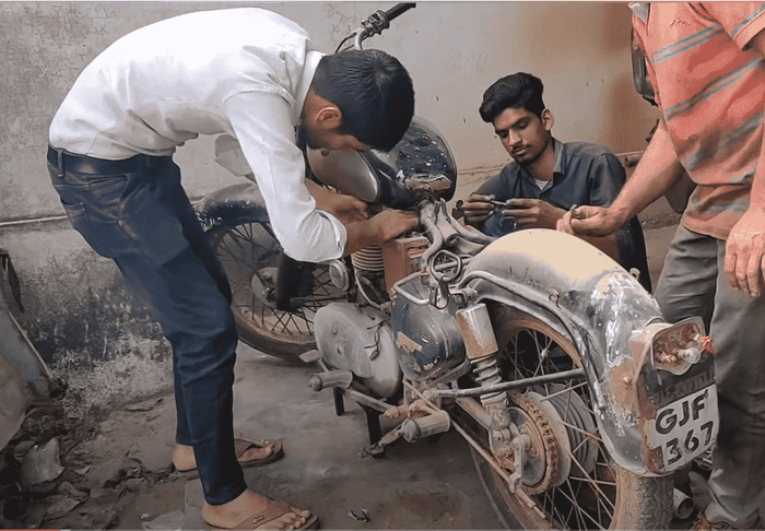 proses pertama restorasi Royal Enfield Bullet 350 yakni membongkar semua part motor