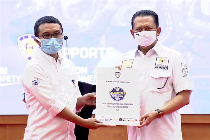 Peresmian panduan tata cara pelaksanaan touring sepeda motor yang diwakili oleh Ketua Umum IMI Pusat, Sadikin Aksa (kiri) dan Ketua MPR RI, Bambang Soesatyo (kanan).