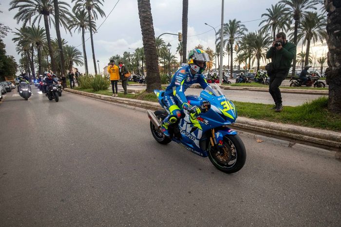 Pembalap Suzuki Ecstar, Joan Mir turun ke jalan.