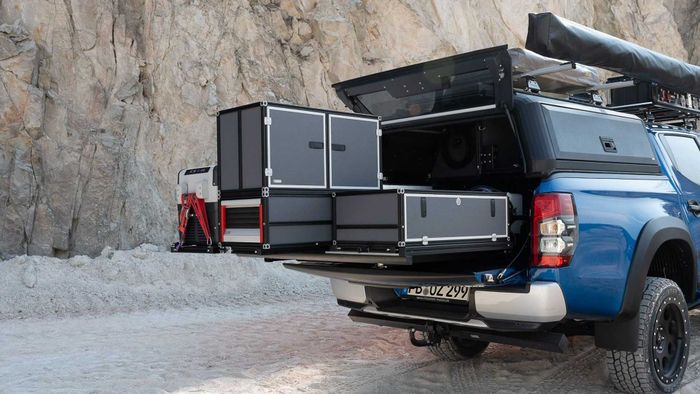 Mitsubishi New Triton dibuat konsep outdoor dengan tenda dan dapur berjalan