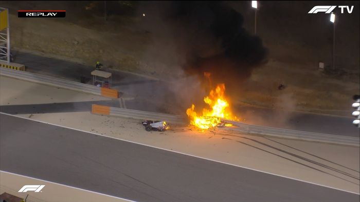 Mobil Romain Grosjean usai tabrakan dan meledak seketika di awal F1 Bahrain. 