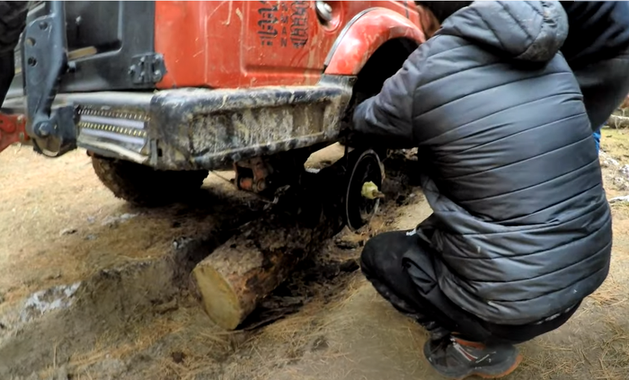 bagian kaki-kaki Suzuki Jimny ini rusak, dipasangkan balok kayu sebagai langkah recovery