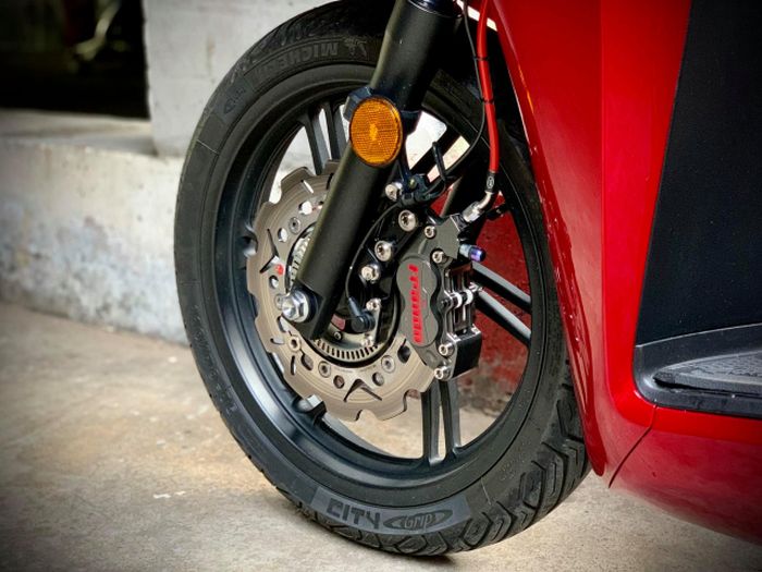 Pengereman depan diupgrade dengan kaliper Brembo