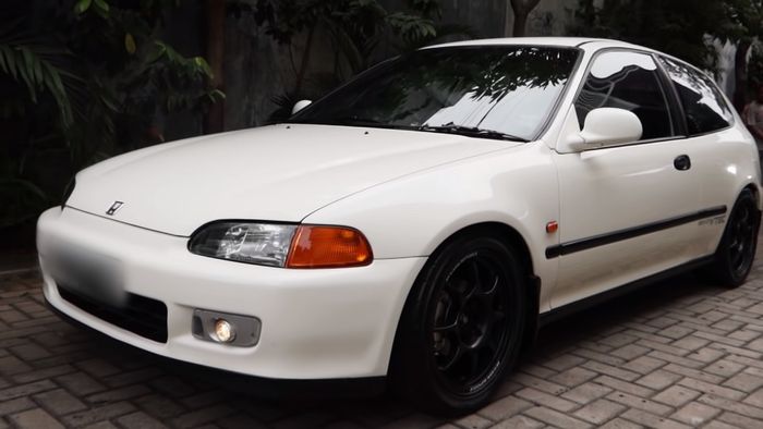 Tampak depan Honda CIvic Estilo 1992 milik Desta.