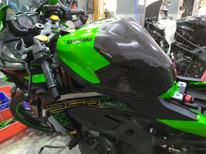 Pakai half tankpad carbon di Ninja ZX-25R, ada dua versi, segini modalnya.