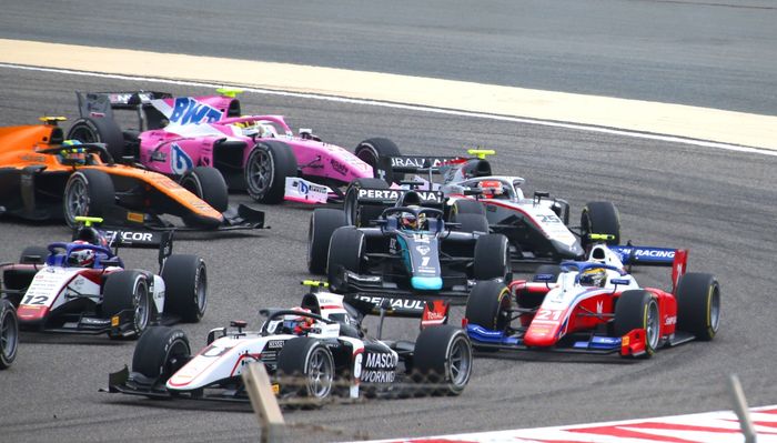 Sean Gelael berebut posisi lintasan di Feature Race F2 Bahrain 2020.