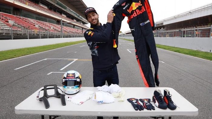 Daniel Ricciardo menjelaskan perlengkapan yang digunakan oleh para pembalap F1 (2017)