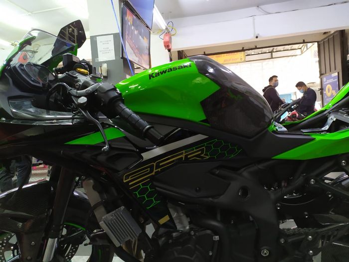 Half tankpad carbon Ninja ZX-25R, bikin area tengah makin sporty.