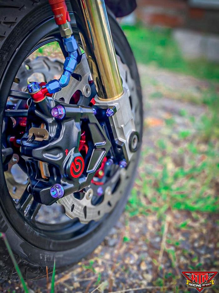 Garpu depan diganti model upside down dan jadi double disc brake