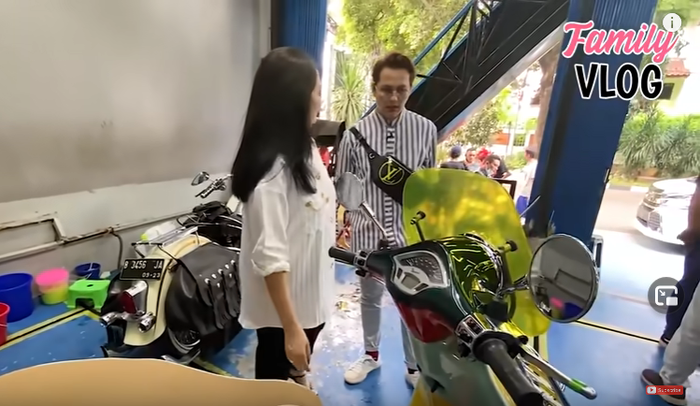 Ussy berencana langsung mengganti jok Vespa baru miliknya