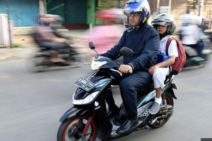 Anies Baswedan Positif Covid-19, Ternyata Sering Antar Anak ke Sekolah Naik Motor