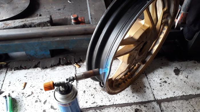 Panaskan pelek sebelum press