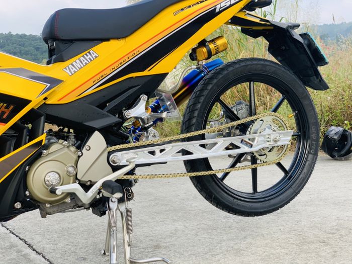 Shock belakang diganti Ohlins dan pakai swingarm aluminium
