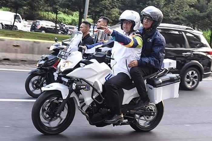 Anies Baswedan bersama naik motor dengan Muhammad Ikhsan Asaad (General Manager PLN Disjaya) ke sejumlah lokasi di Ibukota
