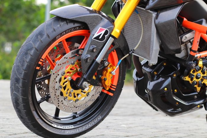 Kaki-kaki gambot dengan upside down Xabre plus pelek aftermarket dan double cakram. Kekar!