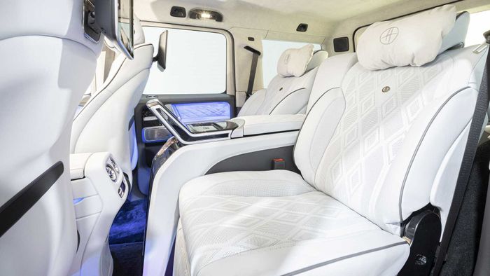 Jok baris kedua sudah captain seat lengkap dengan konsol tengah multifitur