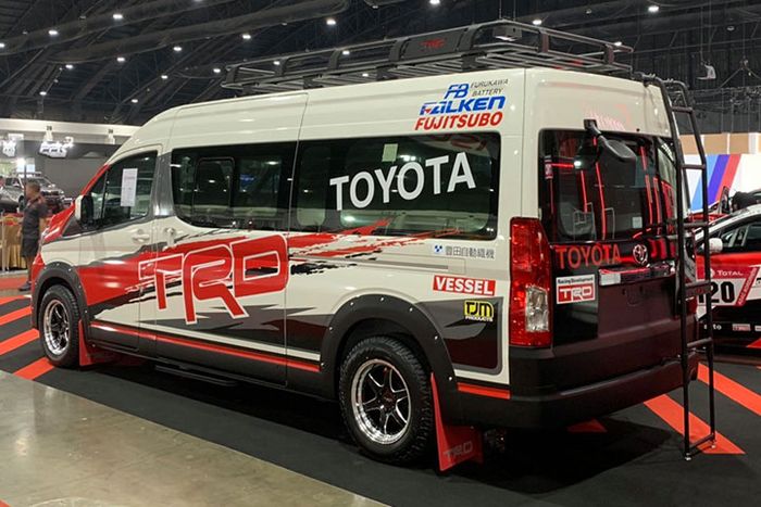 Tampilan belakang Toyota HiAce bergaya rally hasil garapan TRD