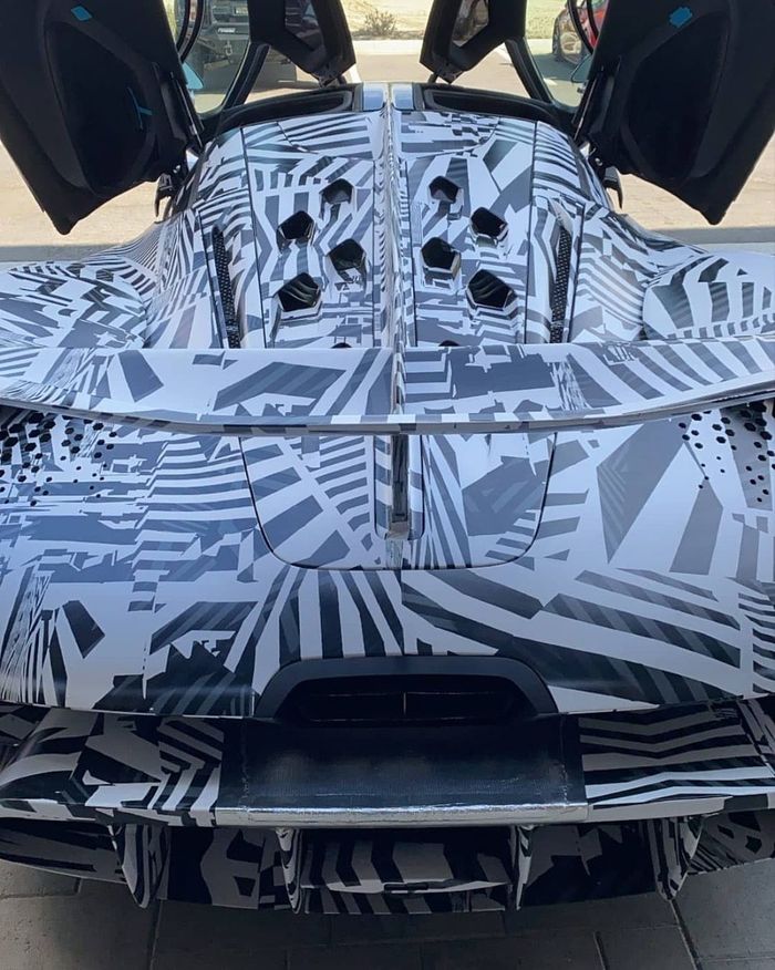 Ventilasi pada McLaren Sabre dengan sharkfin di kap belakang