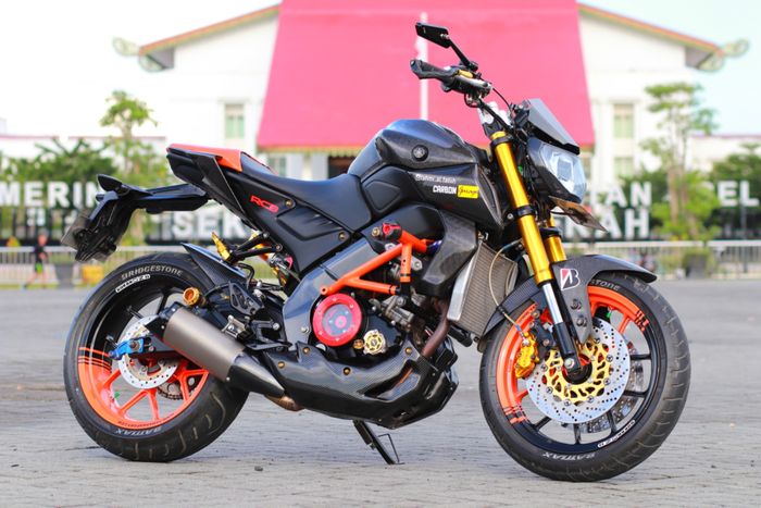 Swap engine Yamaha Vixion lama ke rangka dan bodi Yamaha MT-15, begini prosesnya. 