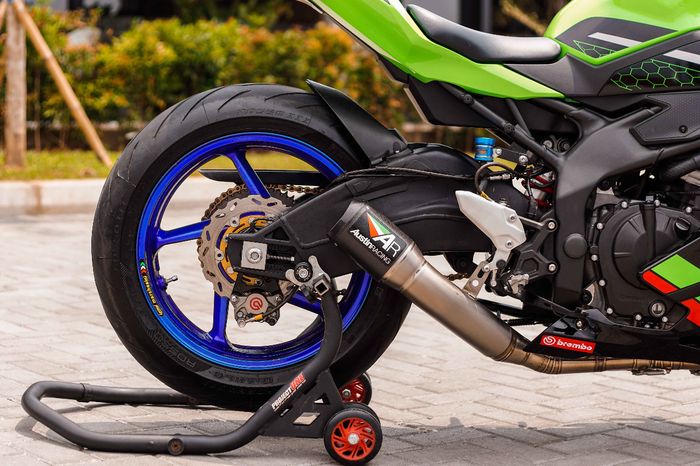 Swing arm BMW S 1000 R berkombinasi knalpot Austin Racing terpasang rapi di ZX-25R Ahmad