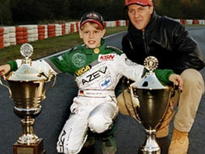 Sebastian Vettel kecil berfoto dengan Michael Schumacher