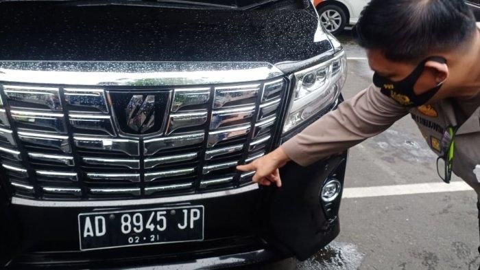 Kapolresta Solo, Kombes Pol Ade Safri Simanjuntak menunjukan bekas tembakan di Toyota Alphard