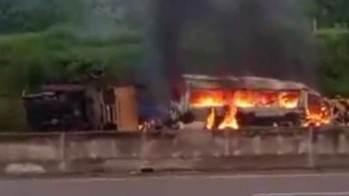 Isuzu Elf berisi 14 penumpang terbakar usai terjang truk, tiga orang tewas terpanggang di kabin