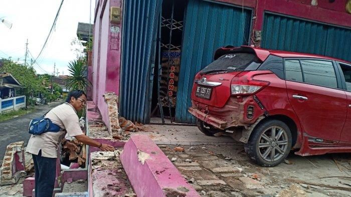 Kondisi ruko usai ditabrak Toyota Yaris di Jl Ki Maja, Way Halim, Bandar Lampung