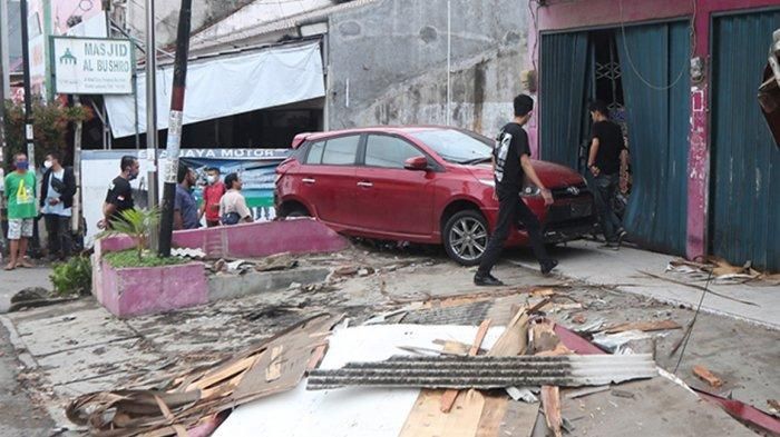 Ruko di Jl Ki Maja, Way Halim, Bandar Lampung roboh dihujam Toyota Yaris