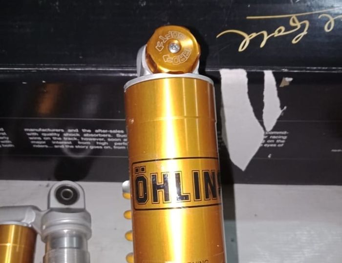 Click adjuster aluminium warna gold terpasang di sokbreker Ohlins