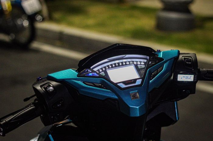 Panel instrumen diganti dengan model LCD dari Koso