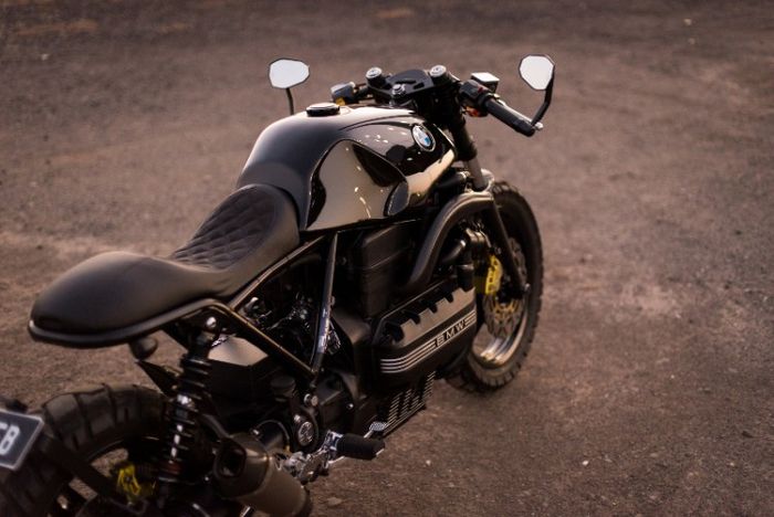 Tangki bawaannya dipadukan dengan jok kustom yang elegan