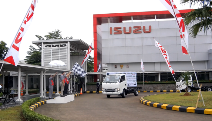 Pelepasan Ekspor Isuzu Traga oleh Management PT Isuzu Astra Motor Indonesia di Isuzu Karawang Plant dalam mendukung Ekspor dari Indonesia ke Pasar Global (4/12).