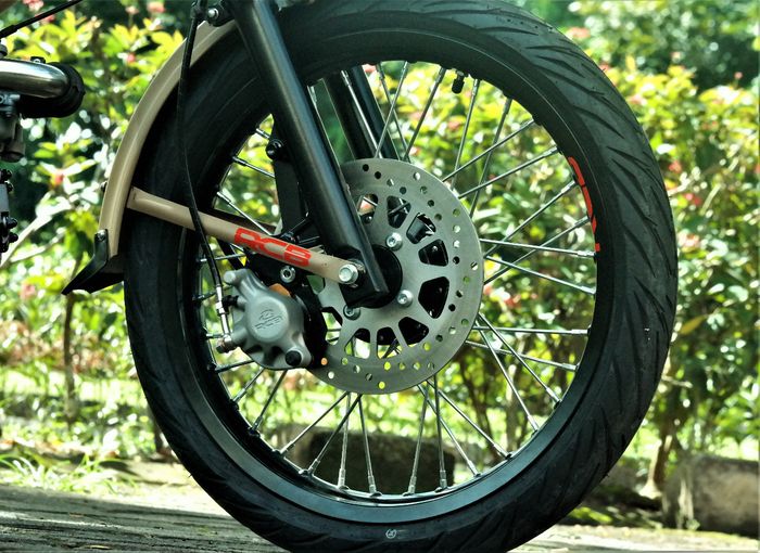 Pelek alumunium dipadukan tromol Jupiter MX dan dilengkapi aksesori RCB