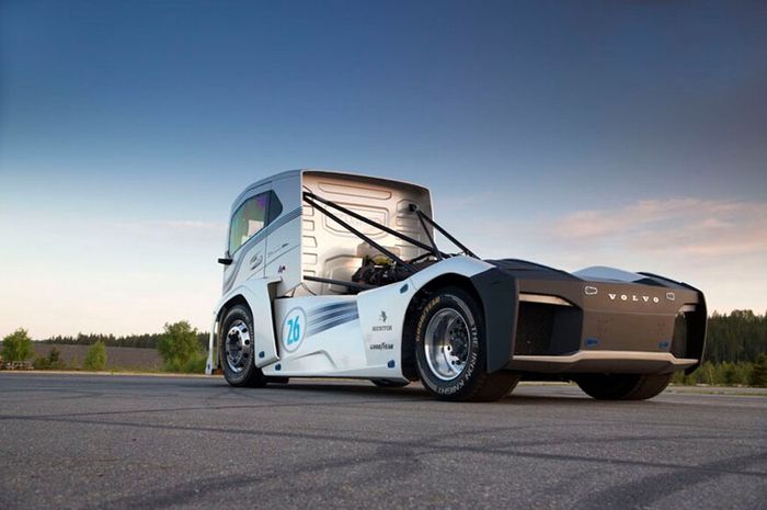 bagian belakang kabin Volvo Iron Knight diberi roll bar ala mobil balap