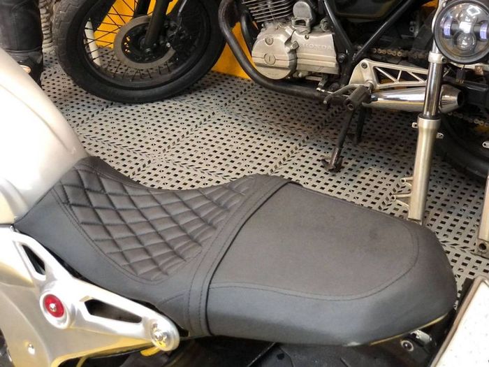 Desain jok dan subframe-nya mirip banget dengan BMW R nineT