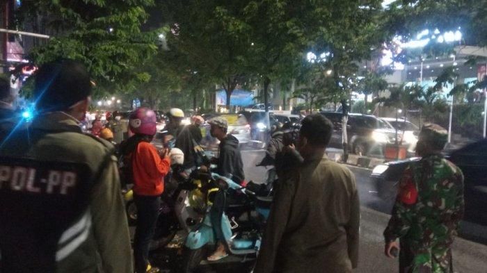 Petugas membubarkan event Indonesian Scooter Festival, Sabtu (5/12/2020). 