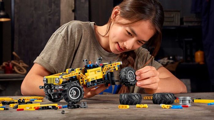 Proses merakit LEGO Jeep Wrangler Rubicon