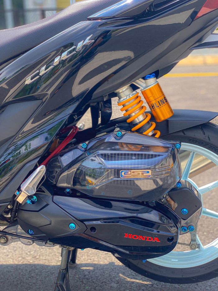 Shock belakang makin istimewa karena memakai Ohlins