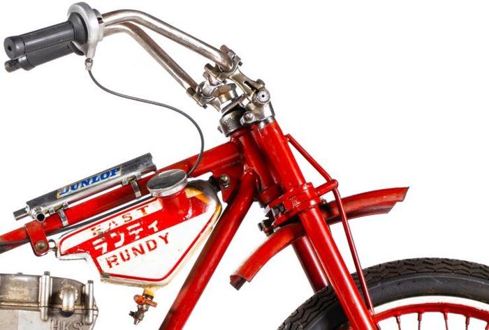 tangki bensin motor balap Auto Race HKS ukurannya sangat kecil, cuma bisa menampung enggak lebih dari 1 liter bensin